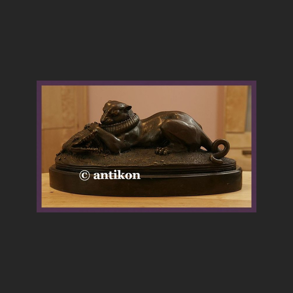 Lew i krokodyl rzeźba walka 