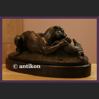 Lew i krokodyl rzeźba walka 