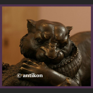 Lew i krokodyl rzeźba walka 