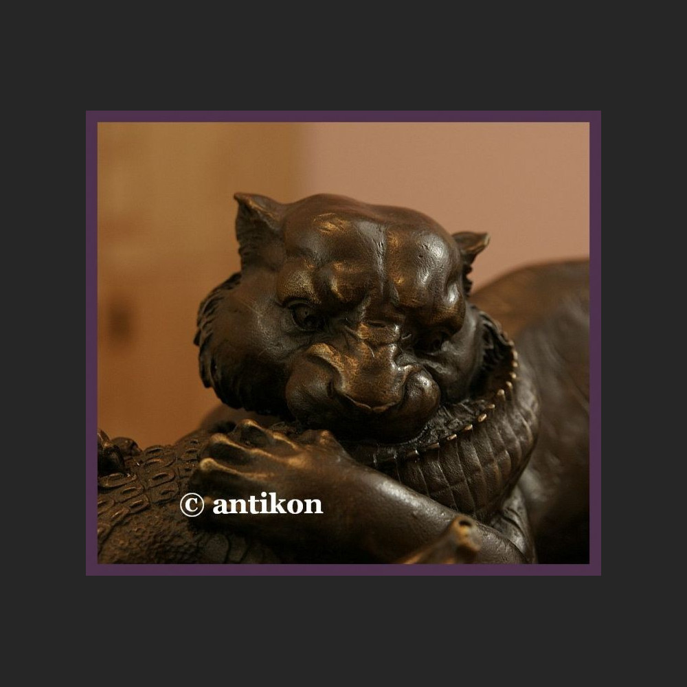 Lew i krokodyl rzeźba walka 