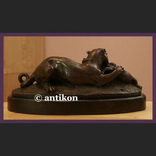 Lew i krokodyl rzeźba walka 