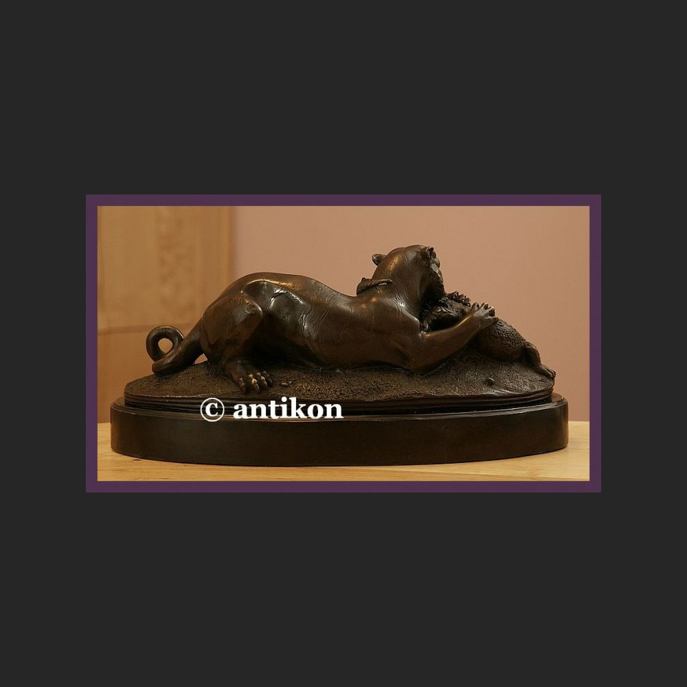 Lew i krokodyl rzeźba walka 