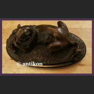 Lew i krokodyl rzeźba walka 