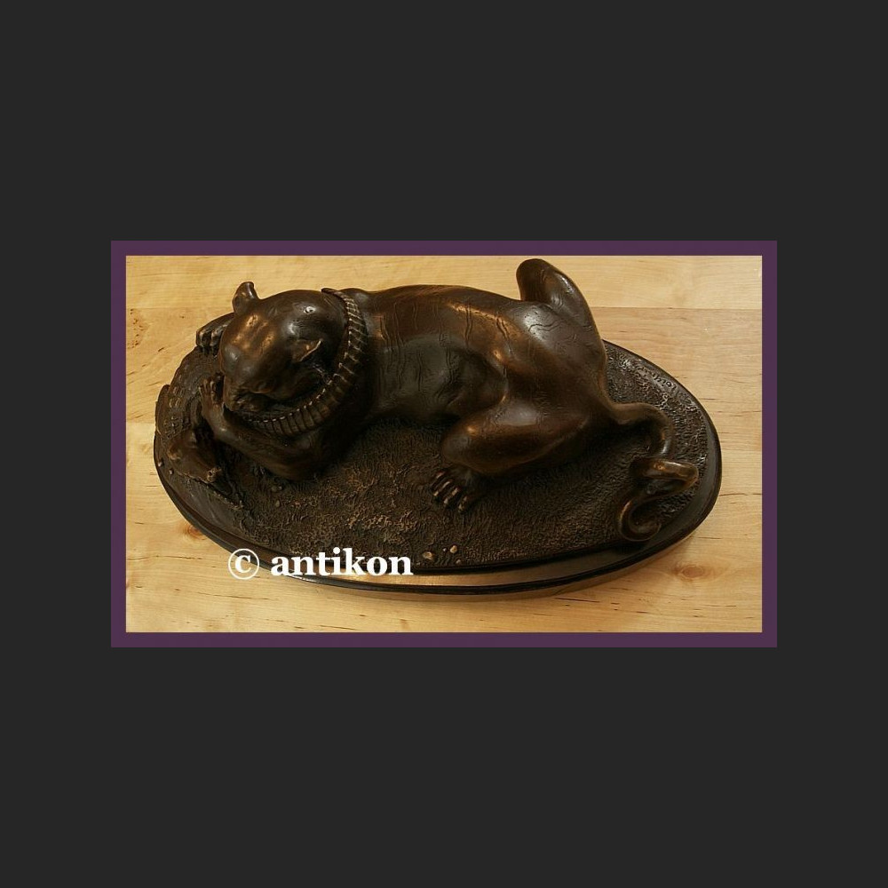 Lew i krokodyl rzeźba walka 