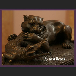 Lew i krokodyl rzeźba walka 