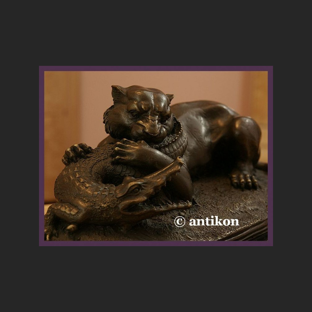 Lew i krokodyl rzeźba walka 