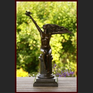 Figurka z brązu kobieta z gołębiem 