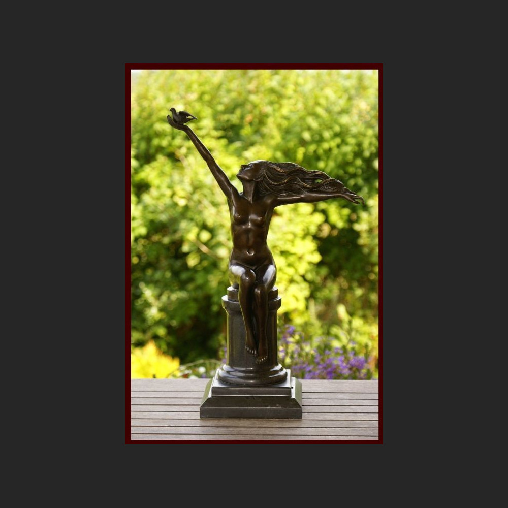 Rzeźba kobieta z gołębiem