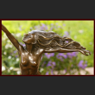 Figurka z brązu kobieta z gołębiem 