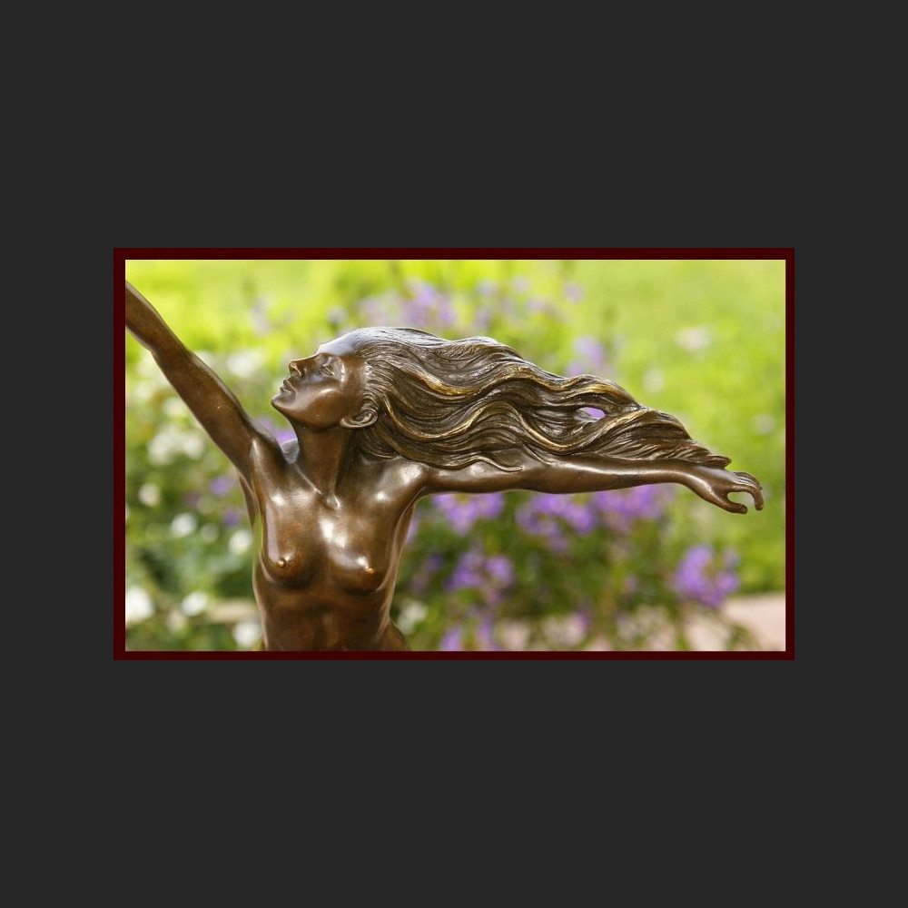 Figurka z brązu kobieta z gołębiem 