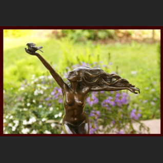 Rzeźba kobieta z gołębiem  Rzeźba kobieta z gołębiem