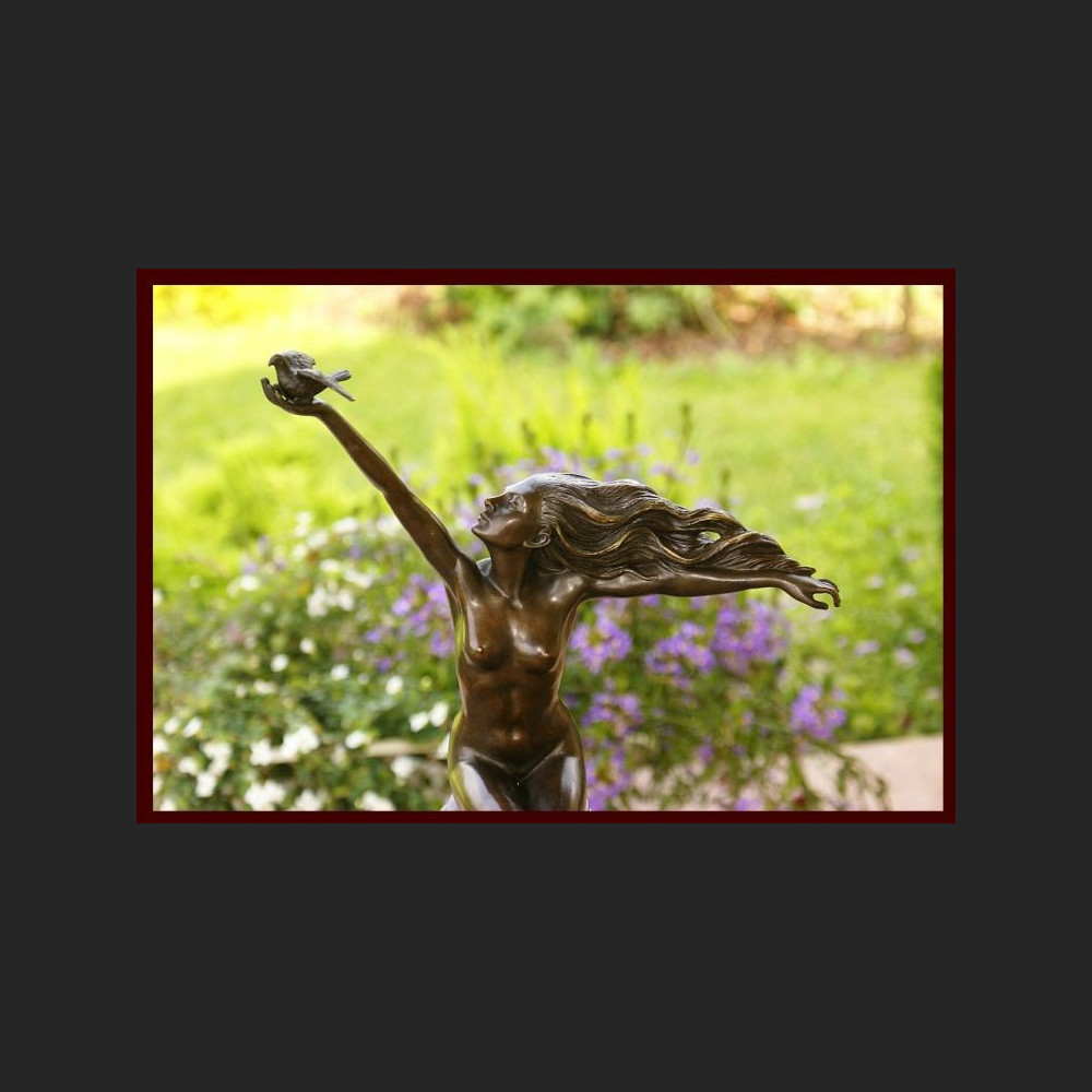 Figurka z brązu kobieta z gołębiem 