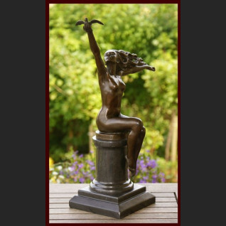Figurka z brązu kobieta z gołębiem 