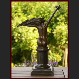 Figurka z brązu kobieta z gołębiem 