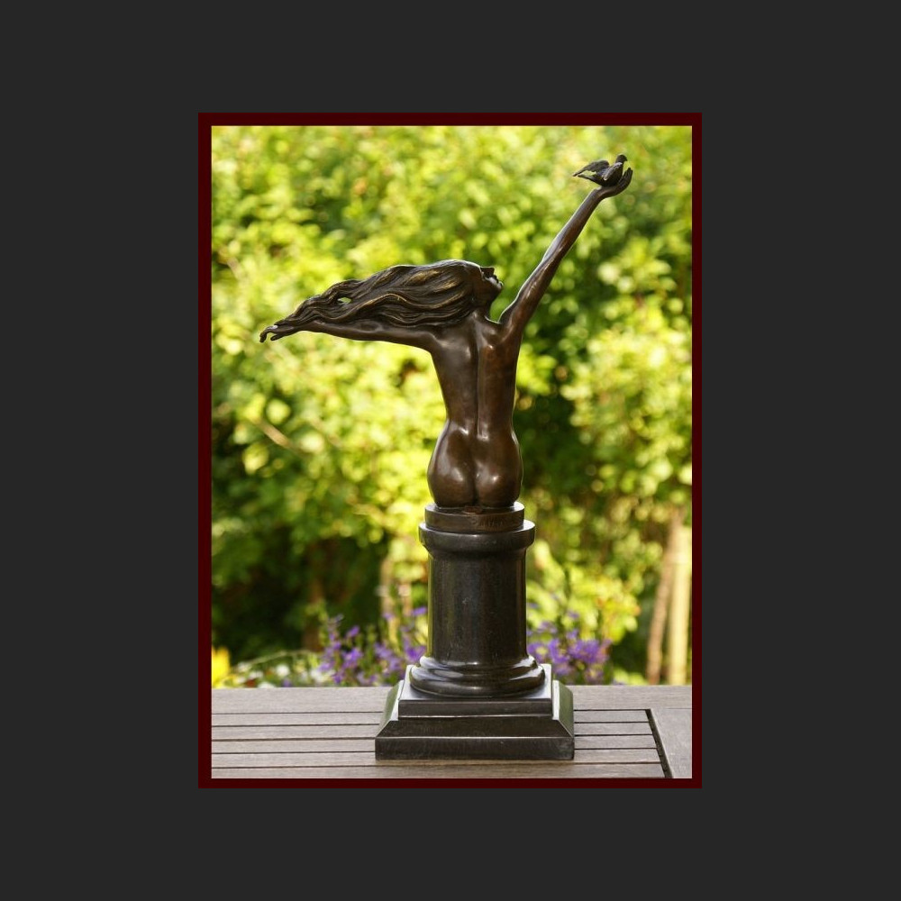 Figurka z brązu kobieta z gołębiem 