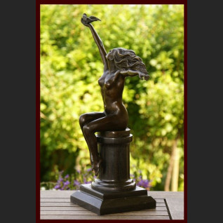 Rzeźba kobieta z gołębiem  Rzeźba kobieta z gołębiem