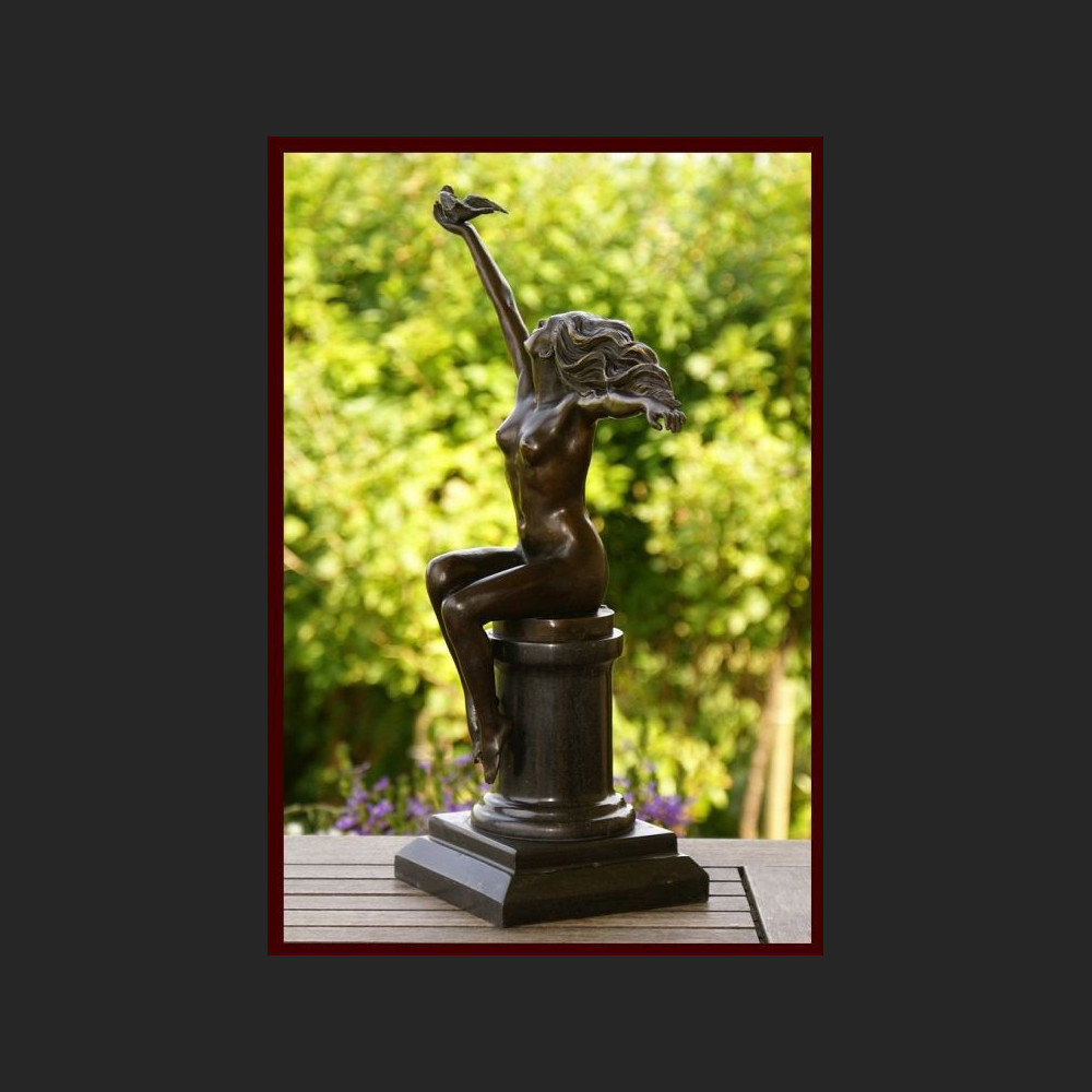 Figurka z brązu kobieta z gołębiem 