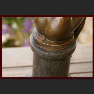 Figurka z brązu kobieta z gołębiem 