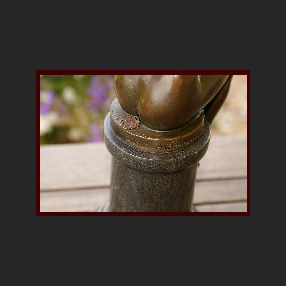 Rzeźba kobieta z gołębiem  Rzeźba kobieta z gołębiem