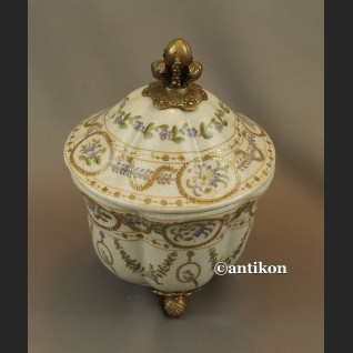 Szkatuła porcelanowa z papużkami duża bomboniera Szkatuła porcelanowa z papużkami duża bomboniera