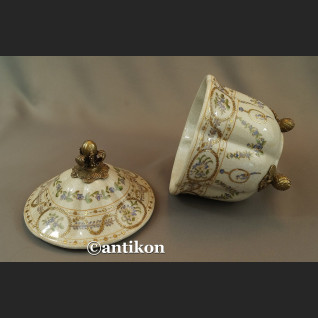 Szkatuła porcelanowa z papużkami duża bomboniera Szkatuła porcelanowa z papużkami duża bomboniera