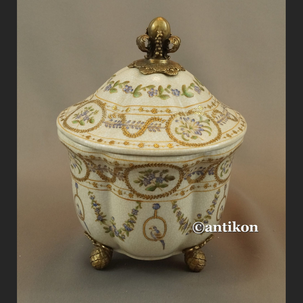 Szkatuła porcelanowa z papużkami duża bomboniera Szkatuła porcelanowa z papużkami duża bomboniera