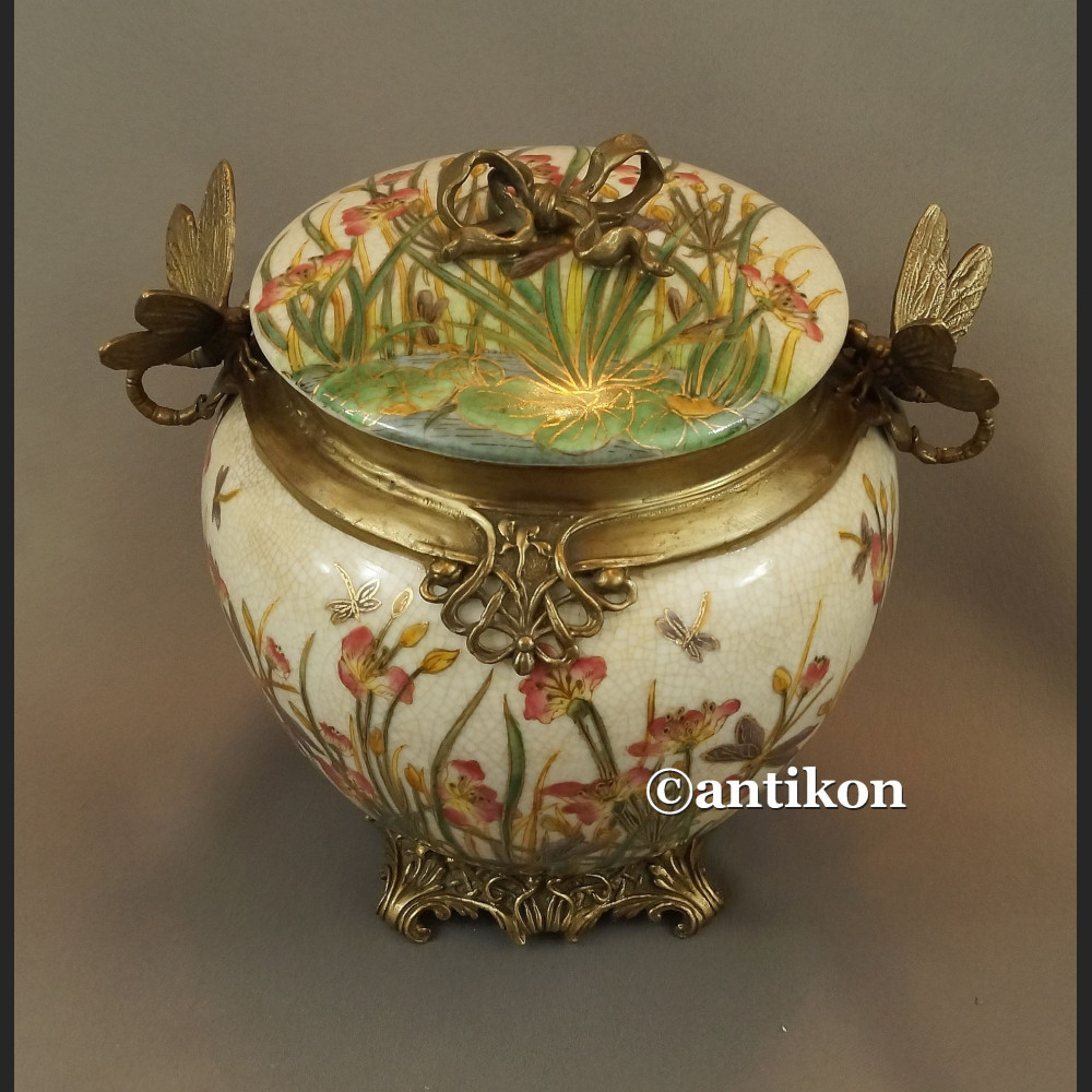 Porcelanowa szkatuła z brązem nenufary i ważki 