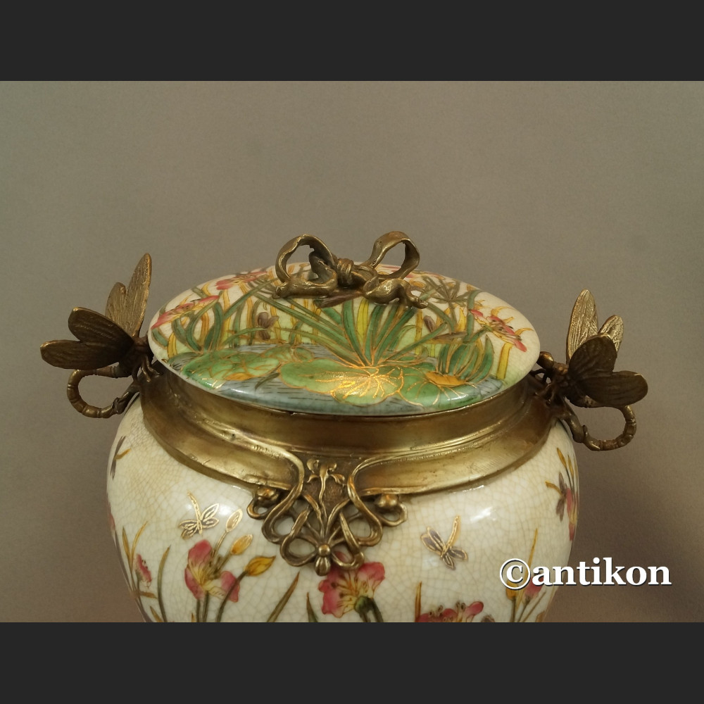 Porcelanowa szkatuła z brązem nenufary i ważki 
