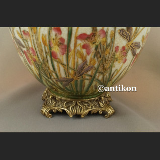 Porcelanowa szkatuła z brązem nenufary i ważki 