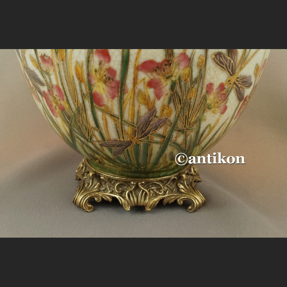 Porcelanowa szkatuła z brązem nenufary i ważki 