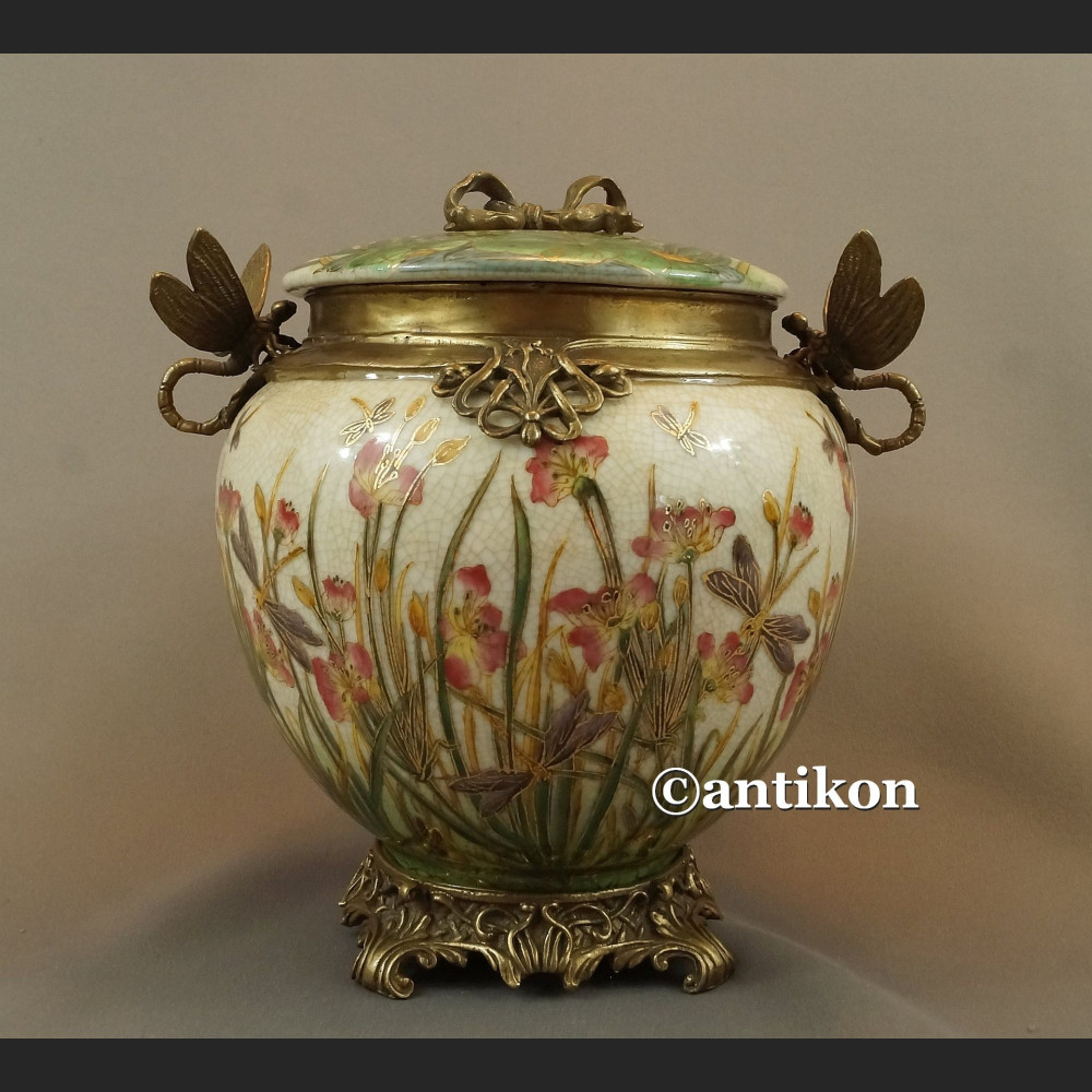 Porcelanowa szkatuła z brązem nenufary i ważki 