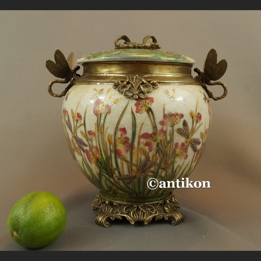 Porcelanowa szkatuła z brązem nenufary i ważki 