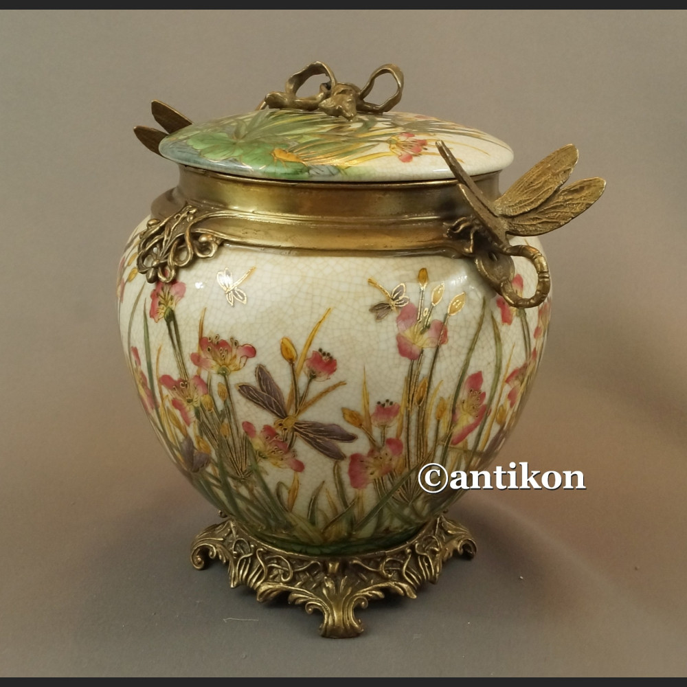 Porcelanowa szkatuła z brązem nenufary i ważki 