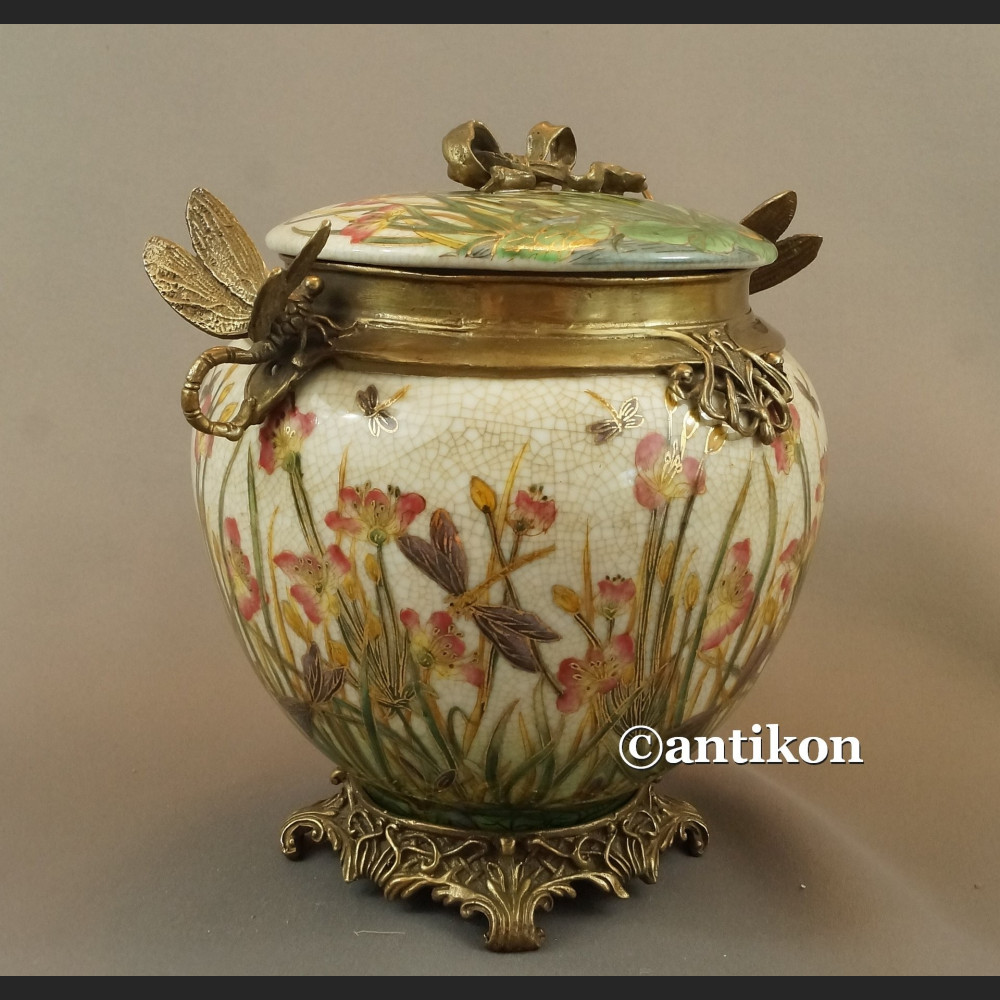 Porcelanowa szkatuła z brązem nenufary i ważki 