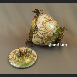 Porcelanowa szkatuła z brązem nenufary i ważki 