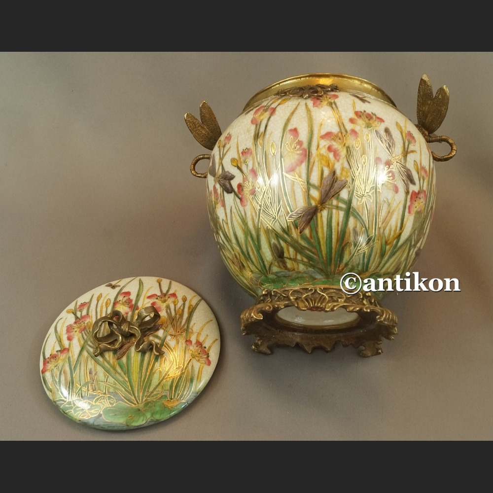 Porcelanowa szkatuła z brązem nenufary i ważki 