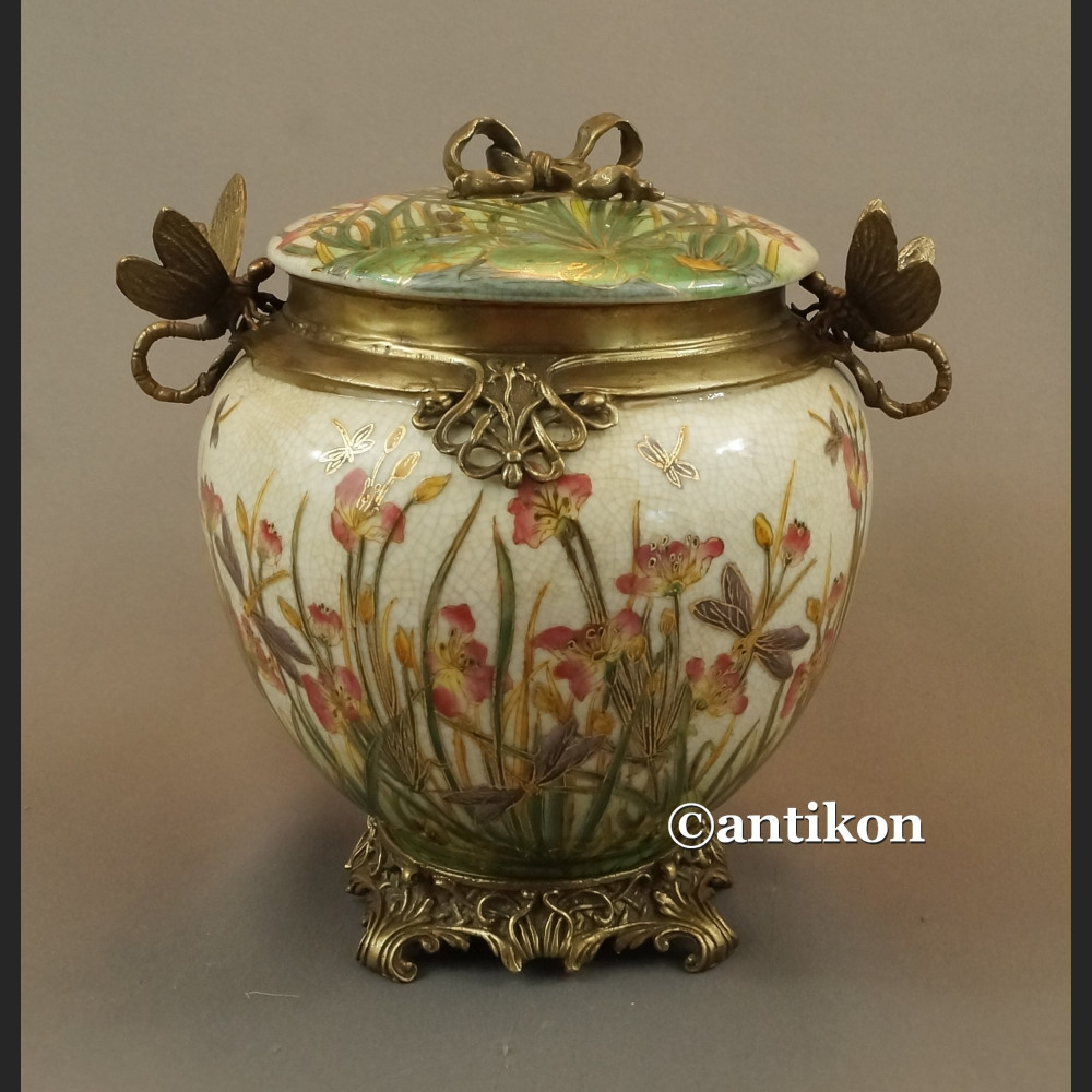 Porcelanowa szkatuła z brązem nenufary i ważki 