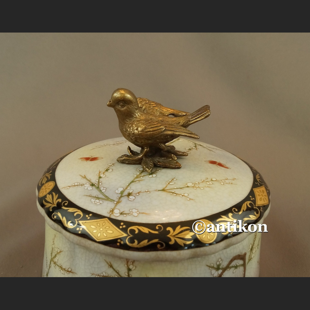 Szkatułka z jaskółkami porcelana z brązem Szkatułka z jaskółkami porcelana z brązem