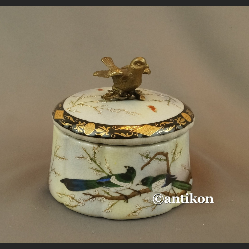 Szkatułka z jaskółkami porcelana z brązem Szkatułka z jaskółkami porcelana z brązem