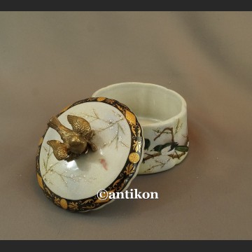 Szkatułka z jaskółkami porcelana z brązem