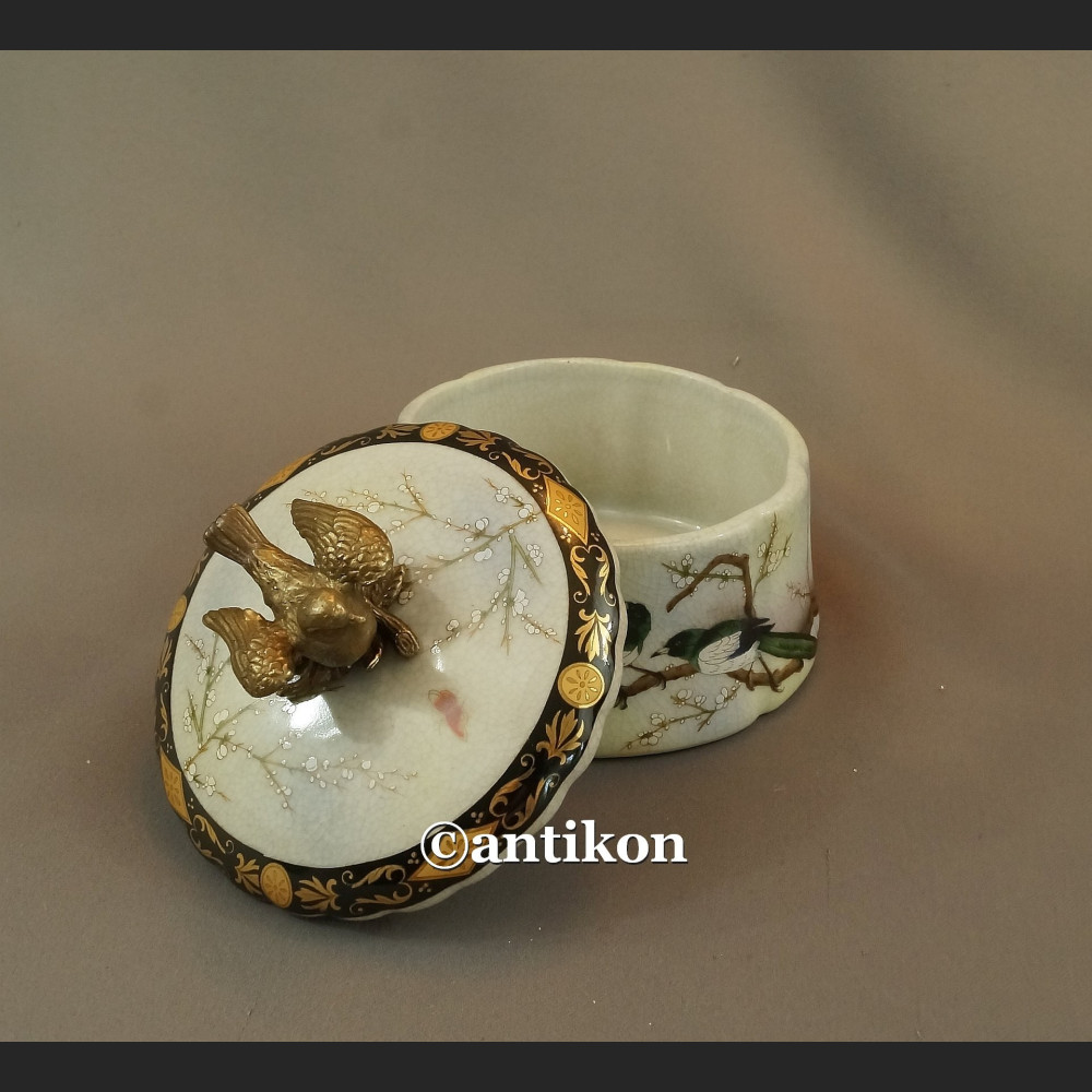 Szkatułka z jaskółkami porcelana z brązem
