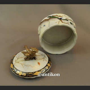 Szkatułka z jaskółkami porcelana z brązem Szkatułka z jaskółkami porcelana z brązem