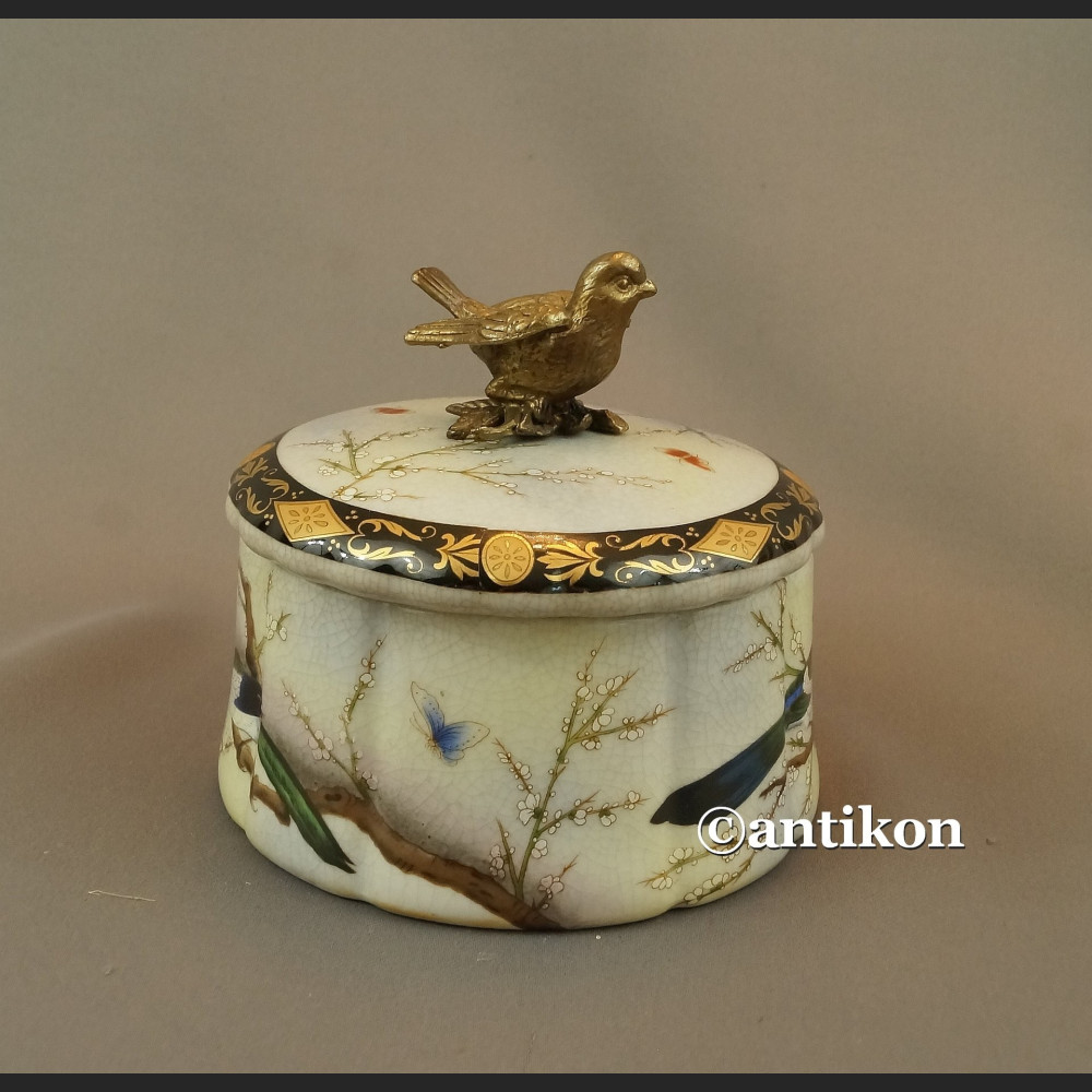 Szkatułka z jaskółkami porcelana z brązem Szkatułka z jaskółkami porcelana z brązem