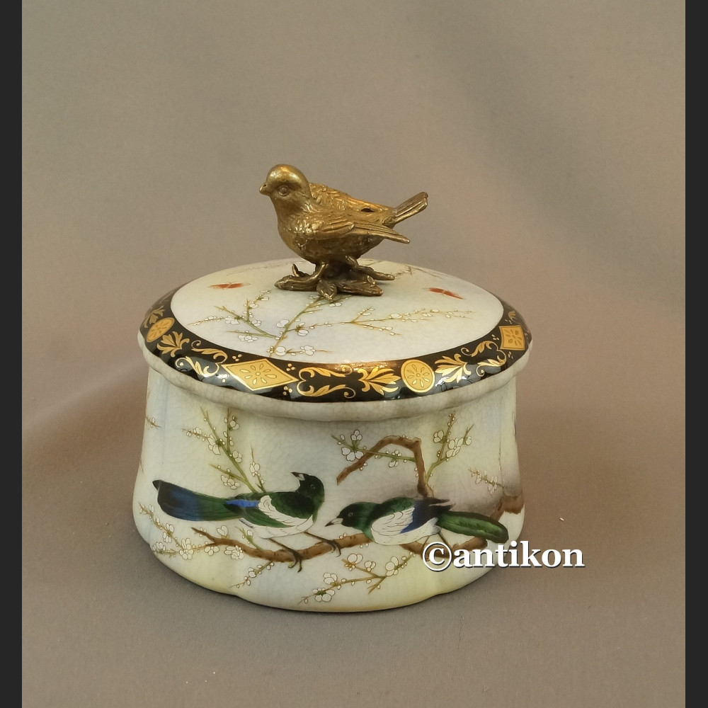 Szkatułka z jaskółkami porcelana z brązem Szkatułka z jaskółkami porcelana z brązem