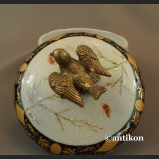 Szkatułka z jaskółkami porcelana z brązem Szkatułka z jaskółkami porcelana z brązem