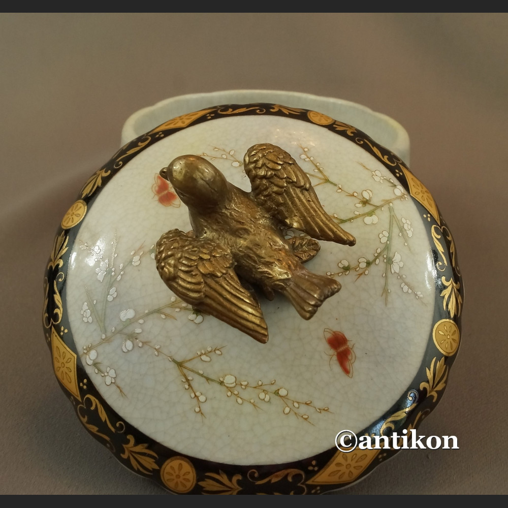 Szkatułka z jaskółkami porcelana z brązem Szkatułka z jaskółkami porcelana z brązem