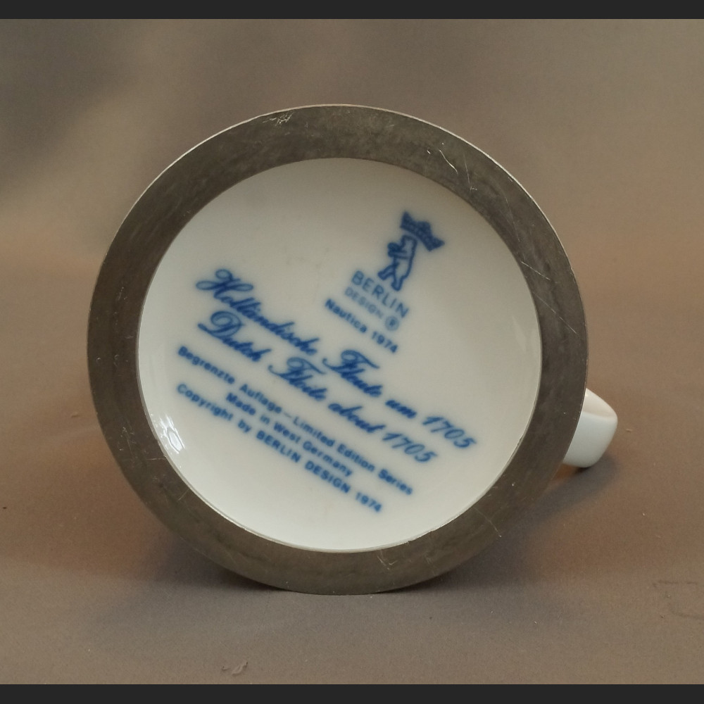 Kufel kobaltem malowany z różą wiatrów 