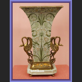 Wazon pałacowy z figurami łabędzi 