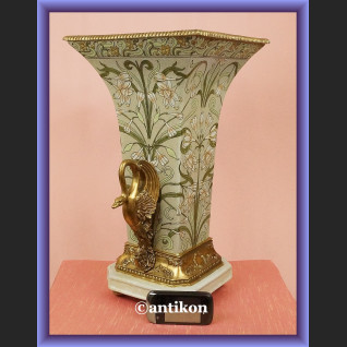 Wazon pałacowy z figurami łabędzi Wazon pałacowy z figurami łabędzi