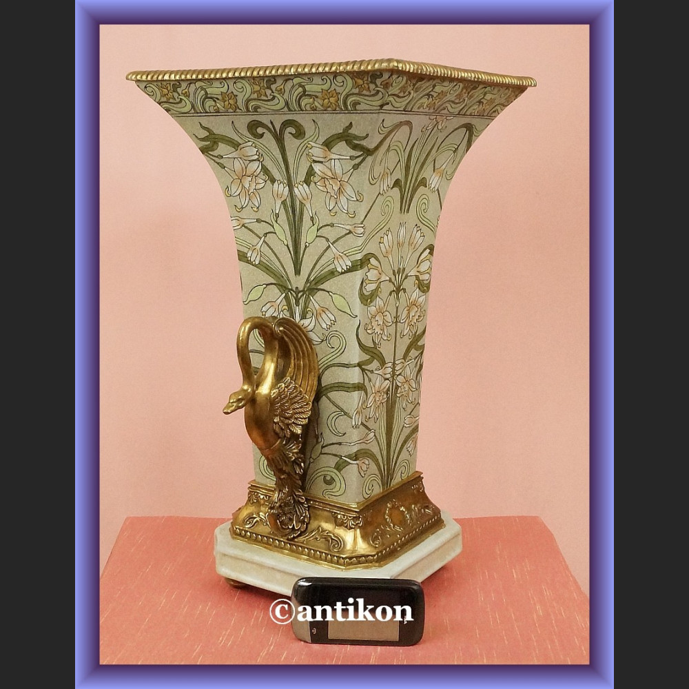 Wazon pałacowy z figurami łabędzi Wazon pałacowy z figurami łabędzi